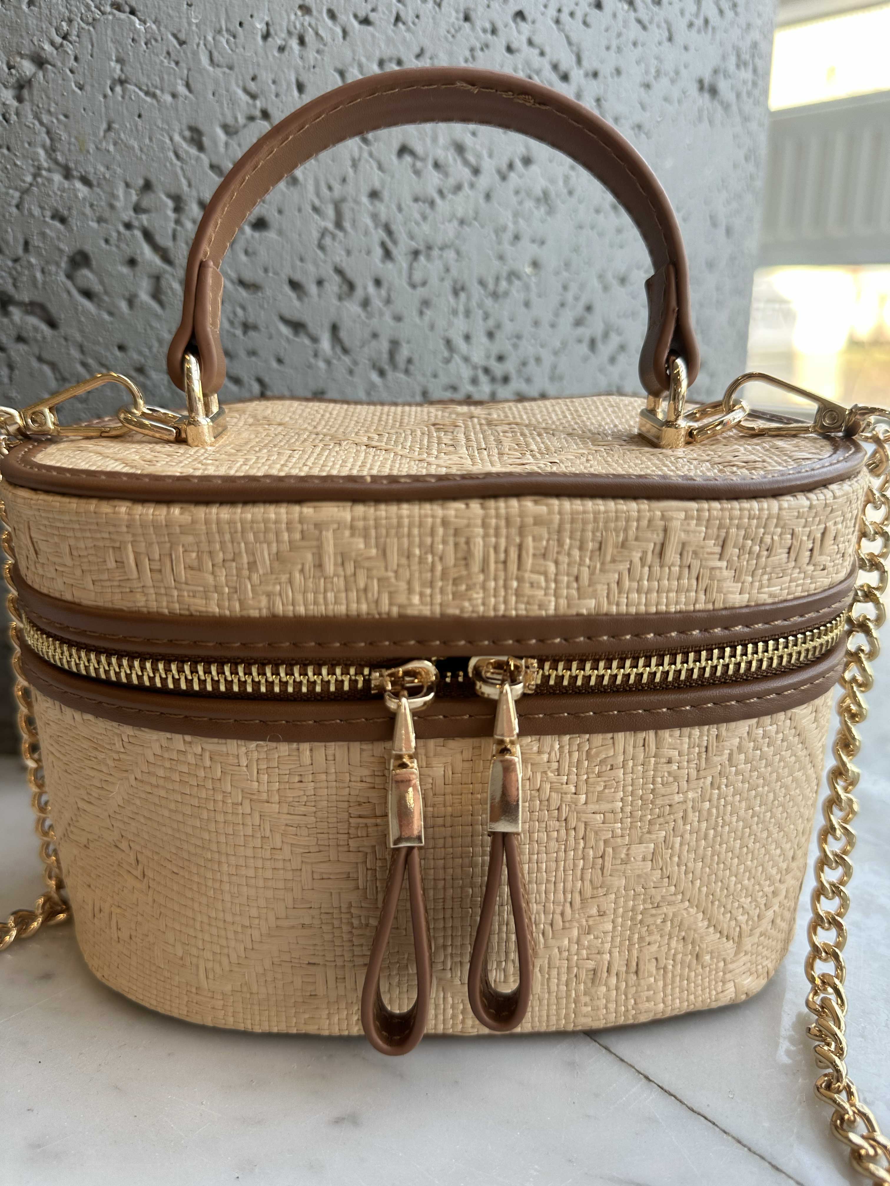 Ana - Sød håndtaske i flet med guldkæde